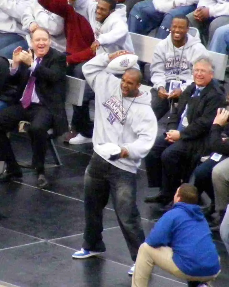 David Tyree Helmet Catch _ Tyree Re-Enacts The Catch At The Giants Super Bowl Celebration
